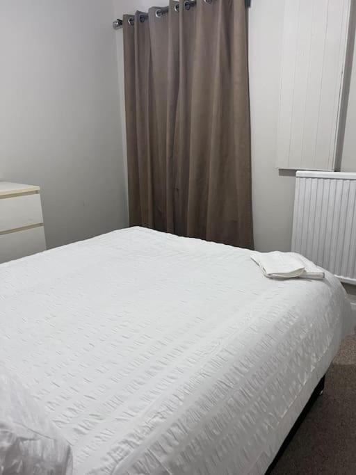 Holiday home Beautiful 3 Bedroom House, Close To Mu Stadium. *