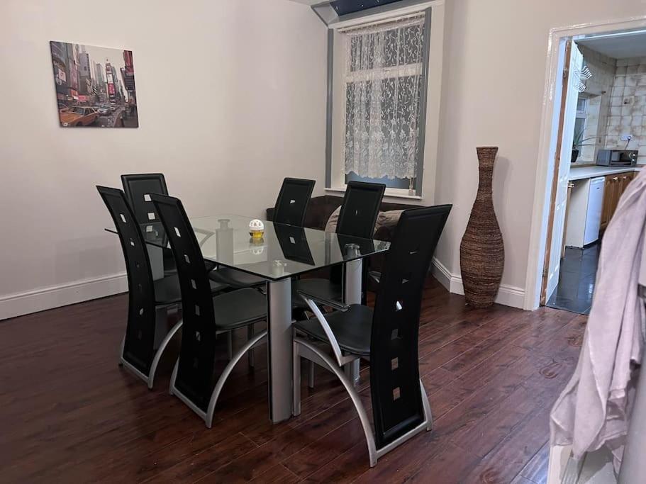 Beautiful 3 Bedroom House, Close To Mu Stadium. * Manchester