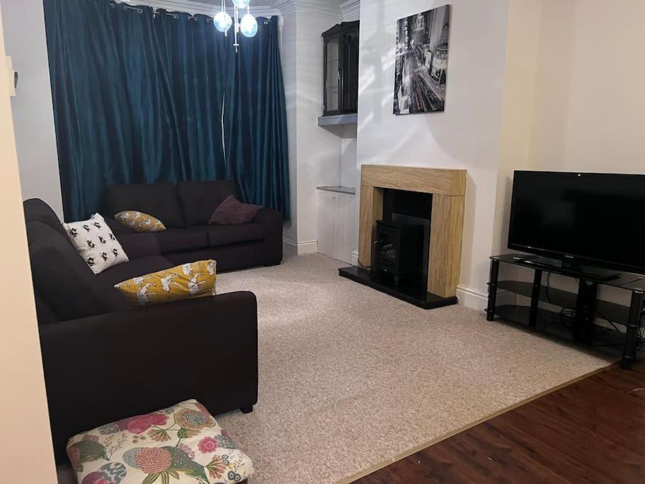 Beautiful 3 Bedroom House, Close To Mu Stadium. * Manchester