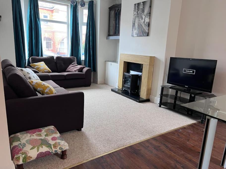 Beautiful 3 Bedroom House, Close To Mu Stadium. Manchester