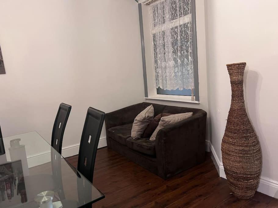 Holiday home Beautiful 3 Bedroom House, Close To Mu Stadium. *