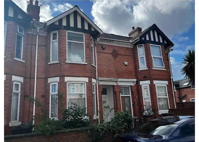 Beautiful 3 Bedroom House, Close To Mu Stadium.