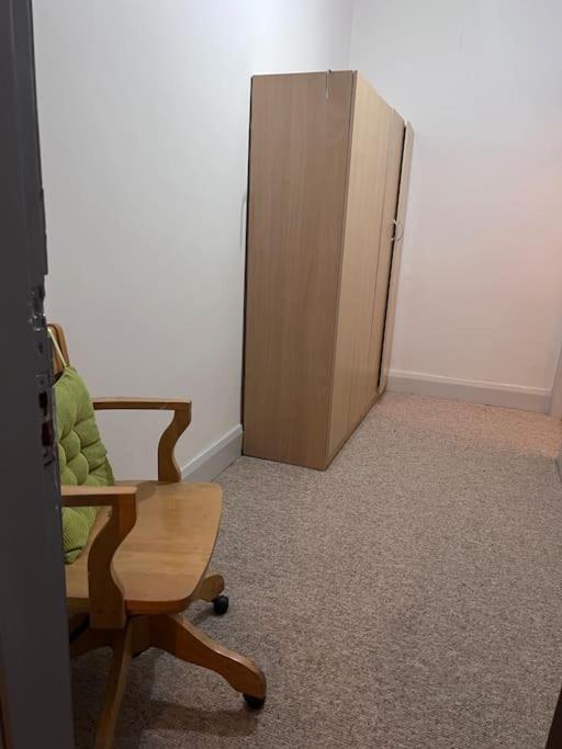 Beautiful 3 Bedroom House, Close To Mu Stadium.